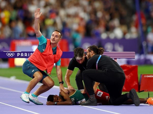 Kỷ lục gia thế giới bất tỉnh sau cú ngã kinh hoàng ở Olympic Paris 2024