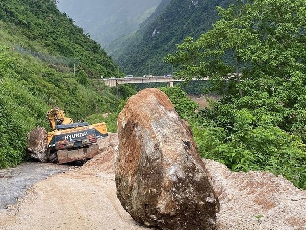 Tảng đá lớn lăn xuống quốc lộ, đè tử vong người lái máy xúc