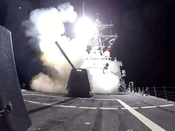 Houthi tấn công 2 tàu chiến Mỹ ở Vịnh Aden và 1 tàu thương mại ở Biển Đỏ