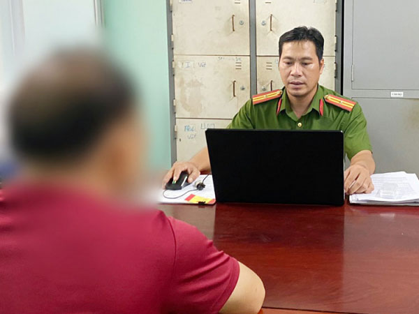 Người tự xưng Công an phường tắt điện thoại khi bị dân 'truy' trụ sở ở đâu?