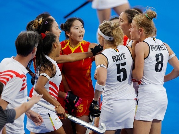 Hình ảnh xấu xí nhất Olympic 2024: Tuyển nữ Trung Quốc chơi xấu dẫn đến ẩu đả với Bỉ tại bán kết khúc côn cầu