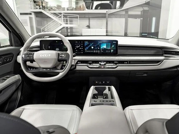 Kia Telluride 2025 lần đầu lộ nội thất ngoài đời thực với màn hình táp lô và đèn viền kiểu mới, sẽ ra mắt ngay năm sau cùng Palisade 2025