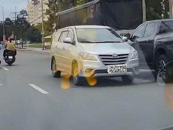 Lái ô tô ngược chiều trên quốc lộ 1, người đàn ông bị tước giấy phép lái xe