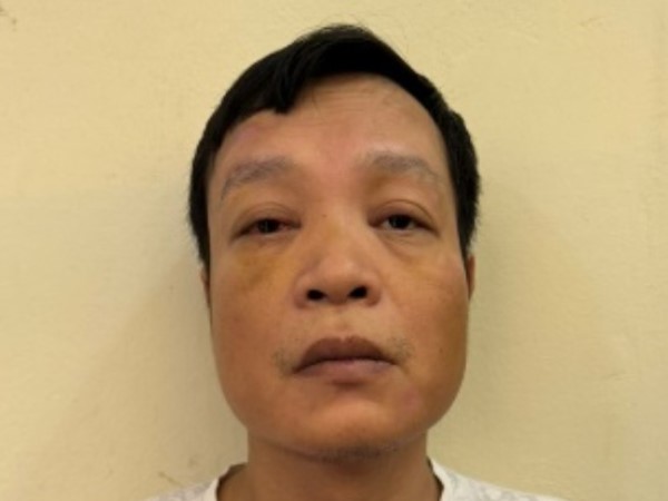Hà Nội: Bắt kẻ nghĩ bị nhìn đểu, rút súng đe dọa bắn người