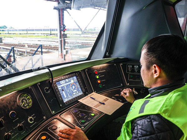 Tàu metro Nhổn - ga Hà Nội có nút chống ngủ gật cho tài xế?