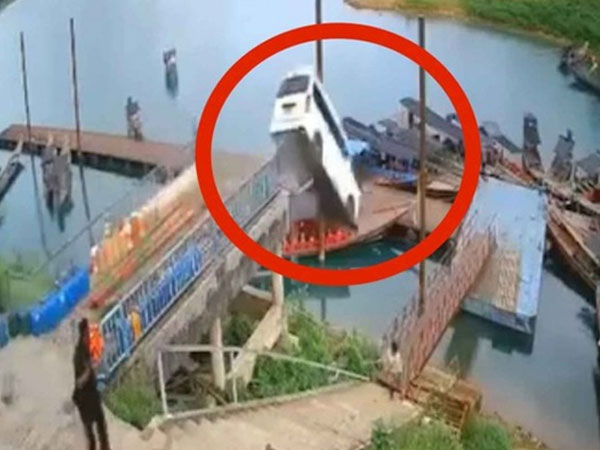 Video: Xe ô tô mất phanh, lao xuống nước như phim hành động