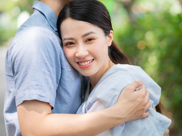 Được hỏi cứu ai khi mẹ, vợ và con gái cùng rơi xuống nước, đáp án của chồng khiến vợ muốn bật khóc