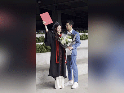 Tổng tài Minh Đạt gây sốt khi xuất hiện tại lễ nhận bằng thạc sĩ của vợ, Midu đã có tất cả trong tay!