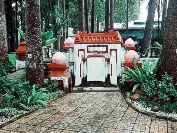 Bí ẩn mộ cổ trong Công viên Tao Đàn - một trong 35 địa điểm ám ảnh nhất thế giới do tạp chí du lịch nổi tiếng bình chọn