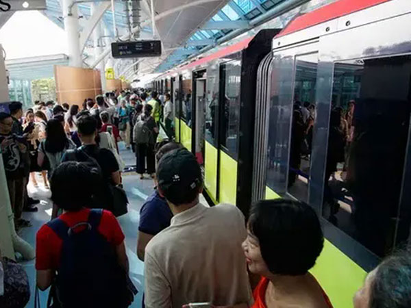 Dân hào hứng trải nghiệm metro Nhổn-Cầu Giấy, kỷ lục 66.078 lượt khách đi tàu