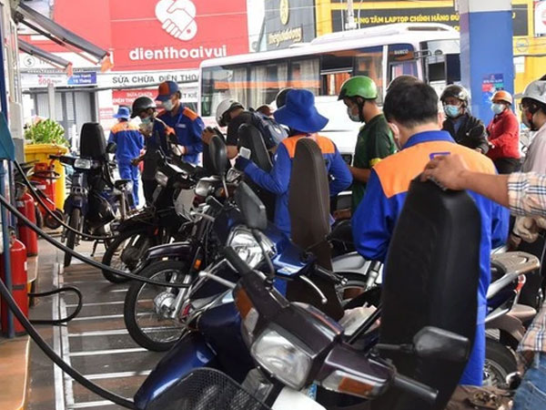 Giá xăng dầu diễn biến 'lạ' dù căng thẳng ở Trung Đông leo thang