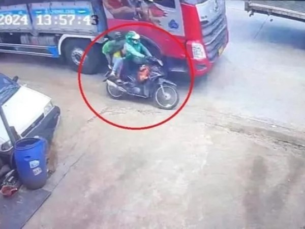 Vụ 2 mẹ con đi grab tử vong tại chỗ: Tạm giữ tài xế xe tải