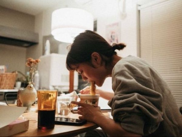 Bác sĩ Nhật tiết lộ 6 thói quen ăn uống gặm nhấm tế bào não, uống cà phê sai cách cũng nằm trong số đó