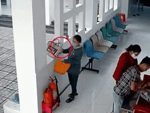 Người phụ nữ áp sát 2 mẹ con ở trạm y tế, 6 giây phơi bày 'bàn tay xấu xí' gây bức xúc