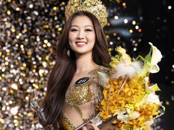 Showbiz tháng 8: Nhan nhản nhan sắc, một bầy Hoạn Thư