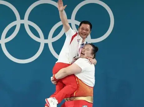 Vừa giành HCV Olympic, VĐV Trung Quốc có hành động với HLV khiến cả nhà thi đấu ngỡ ngàng