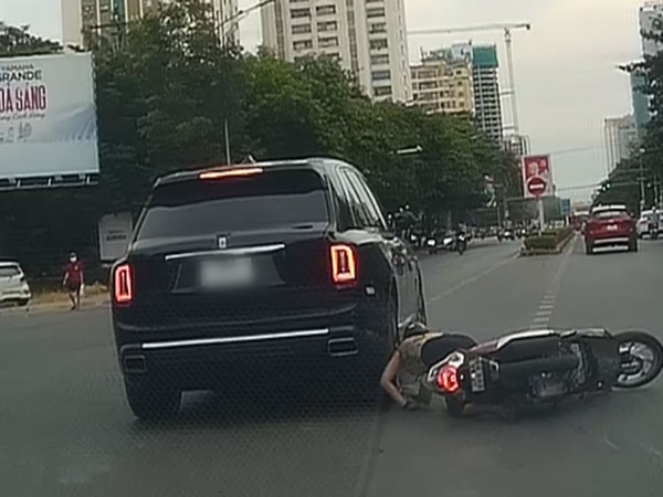 Clip tài xế Rolls-Royce Cullinan bất ngờ bẻ lái khiến người phụ nữ ngã xuống đường