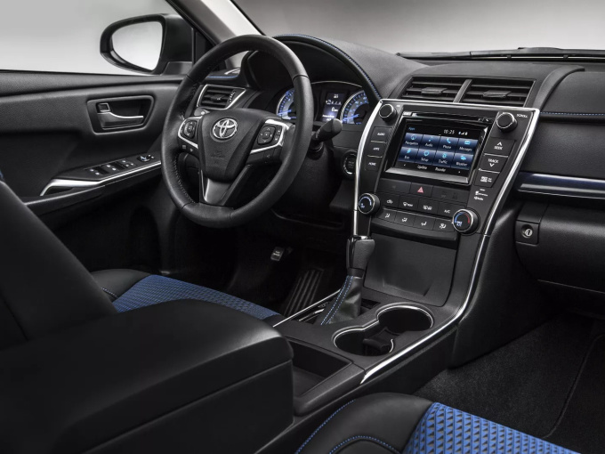 Chủ xe Camry kiện Toyota để đòi bồi thường vì mùi hôi trong xe