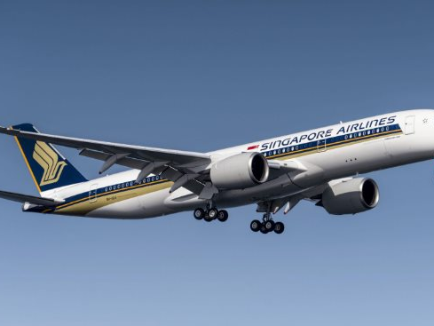Động cơ chiếc máy bay Boeing chở 276 người bất ngờ bốc khói khi đáp đất, cơ quan chức năng lập tức phong toả đường băng, điều tra nguyên nhân
