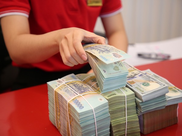 Ngân hàng đua nhau phát hành trái phiếu, đẩy lãi suất lên gần 8%/năm