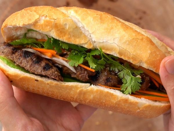 146 người nghi ngộ độc sau khi ăn bánh mì thịt
