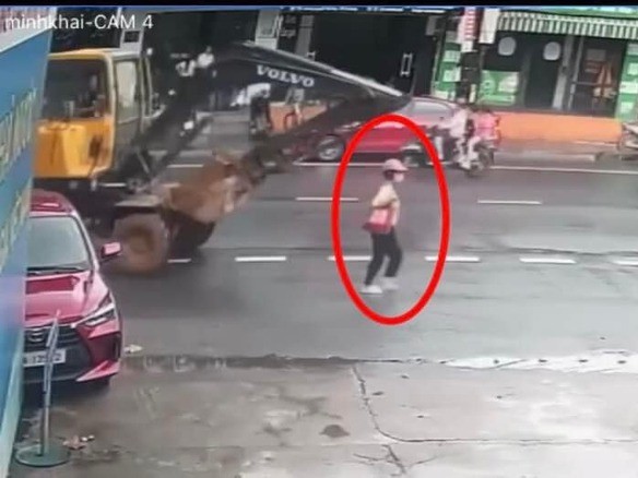 VIDEO: Người phụ nữ bị máy xúc cán qua người khi đi bộ dưới lòng đường