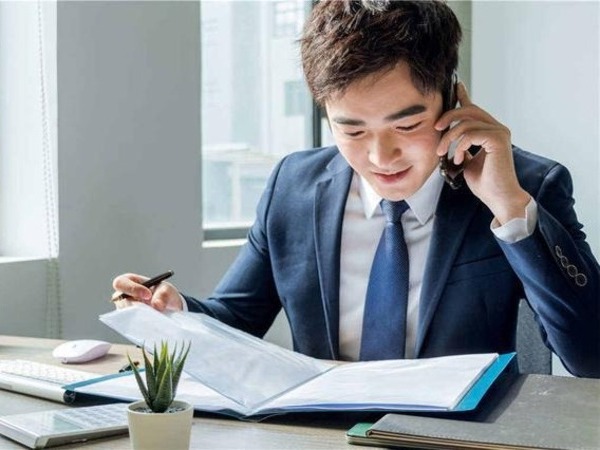 Nhắn tin công việc nhưng sếp xem mà không trả lời, người EQ thấp vội vàng nhắc nhở, người EQ cao ứng xử kiểu này liền được khen khéo léo