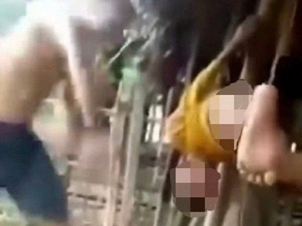 Bé trai 13 tuổi bị cha dượng buộc tay chân, treo lên xà nhà, bạo hành bằng roi và dây thừng