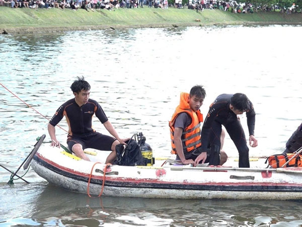 Người đàn ông bất ngờ bơi ra giữa hồ Xuân Hương Đà Lạt rồi chới với, chìm dần xuống nước