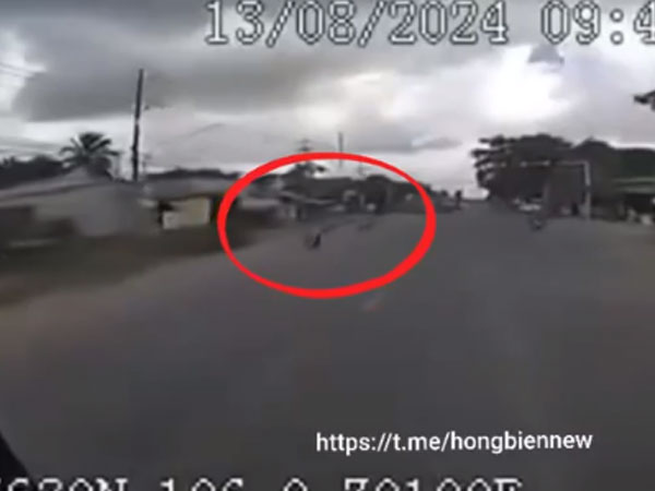 Video: Khoảnh khắc xe máy lao vào xe khách khiến người phụ nữ tử vong thương tâm ở Tây Ninh