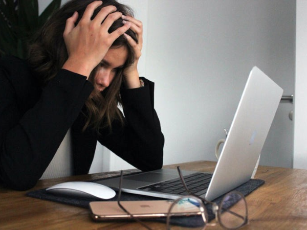 Phụ nữ có nguy cơ 'quá tải kỹ thuật số' cao hơn nam giới