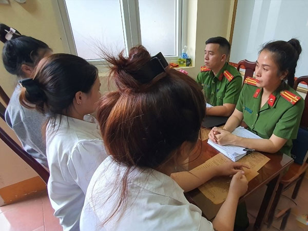 Bắt 3 thiếu nữ 'vô công rồi nghề' lừa bán 2 trẻ em gái vào quán karaoke