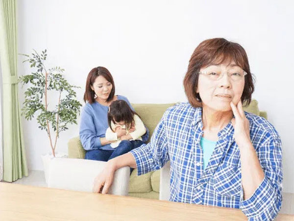 Mỗi lần ra chơi, mẹ chồng buôn chuyện khắp nơi, về nhà lại chê bai con dâu