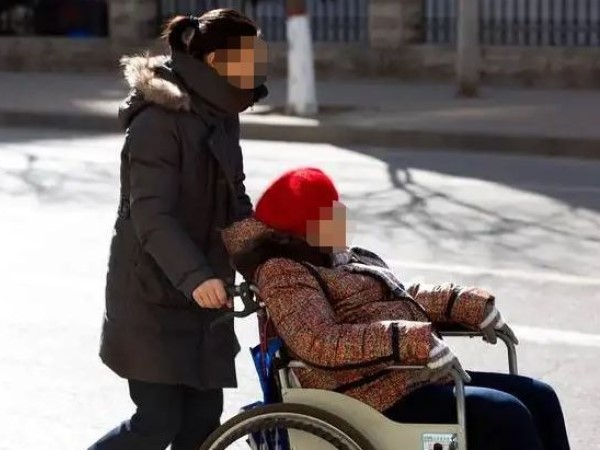 Anh trai chu cấp 17 triệu/ tháng để nghỉ việc về chăm mẹ, khi bà qua đời, tôi nhận được một câu nói đau lòng