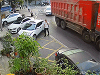 Người đàn ông may mắn thoát nạn khi bị bó dây điện khổng lồ suýt rơi trúng