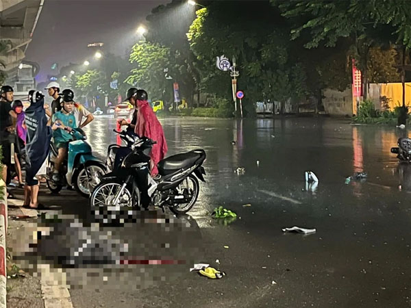 Người đàn ông tử vong cạnh xe máy trên đường Nguyễn Trãi, nghi do va chạm với xe ô tô