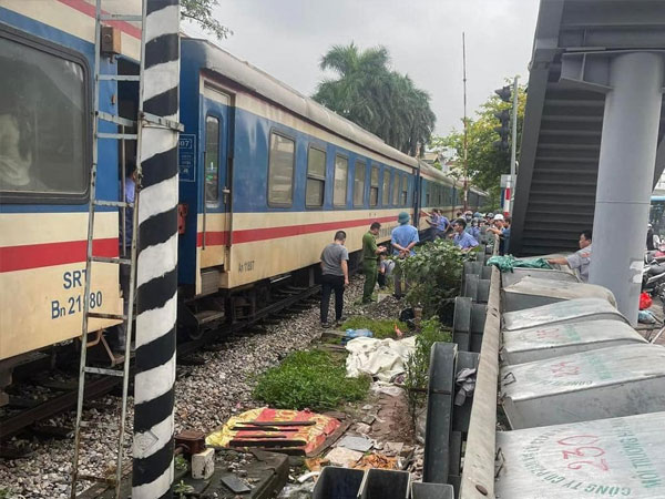 Hà Nội: Người đàn ông đi bộ qua đường sắt bị tàu cán tử vong, 1 người quen gục xuống đường khóc thảm