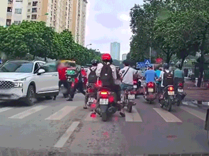 Clip tài xế ô tô đấm túi bụi vào mặt thanh niên đi xe máy ở giữa phố
