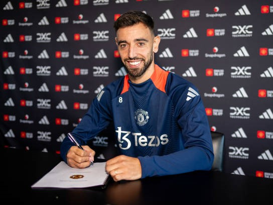 Bruno Fernandes rạng rỡ kí HĐ mới với MU