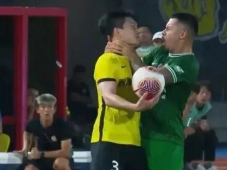 Bóp cổ đối phương vì cay cú, tuyển thủ Trung Quốc gây chấn động dư luận