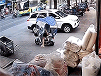 Người phụ nữ thoát nạn trong gang tấc khi chiếc xe buýt mất lái lao lên vỉa hè
