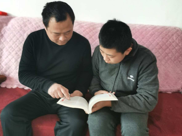 Nếu người cha có 3 thói quen xấu này thì xin nói thật: Tương lai con cái có thắp đèn cũng không tươi sáng nổi!