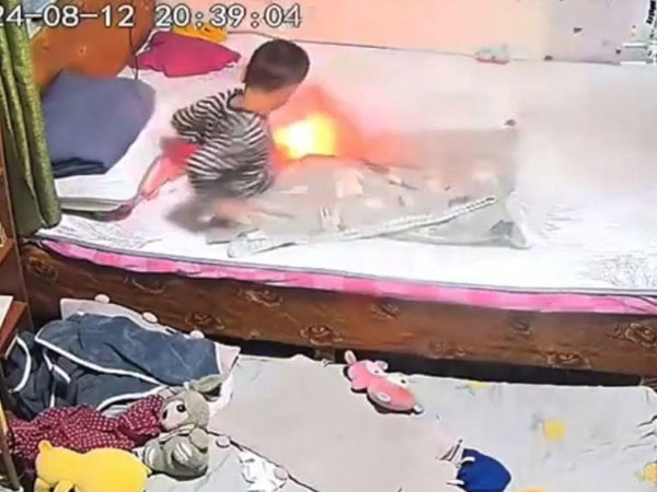 Video: Máy sấy để trên giường bất ngờ bốc cháy rồi lan ra đệm, bé trai có màn xử lý cực thông minh