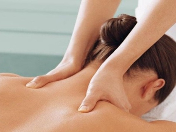 Cô gái 26 tuổi đột quỵ sau khi mát xa cổ vai gáy: Bác sĩ chỉ ra sai lầm 'chí mạng'