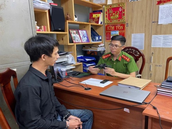 Dùng súng giả đe doạ cướp điện thoại, nam thanh niên còn nhắn tin cho nạn nhân đòi tiền chuộc
