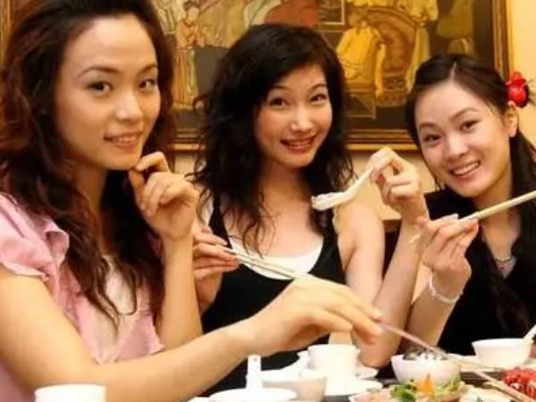 30 tuổi lần đầu đi họp lớp, ăn xong tôi lập tức đi về: Xóa sổ bạn cũ, thoát khỏi mọi nhóm chat