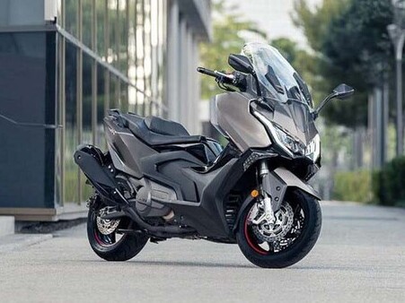 Cận cảnh xe ga Kymco AK550 Premium 2025, gần 370 triệu đồng