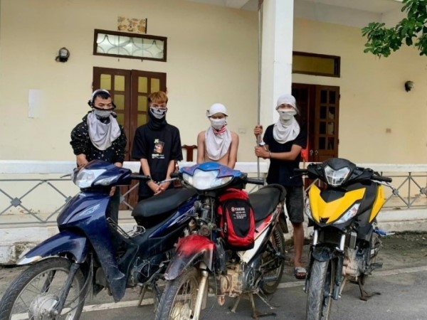 Nhóm cướp bịt mặt, mang hung khí chặn người đi đường để trấn lột
