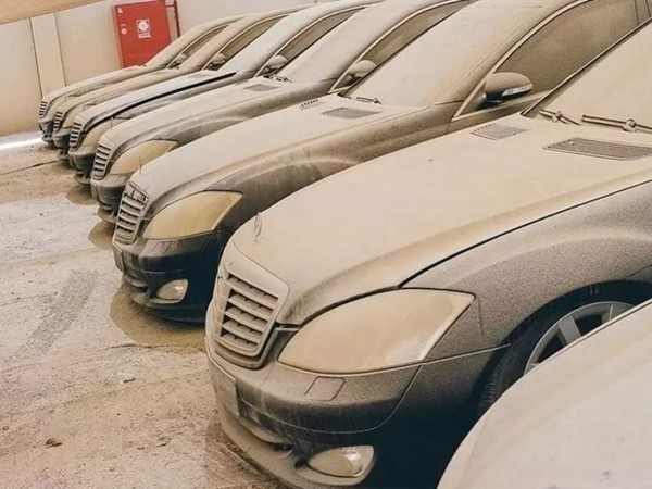 Maybach, Mercedes-Benz S-Class siêu sang, tiền tỷ 'bỏ xó như rác' ở sa mạc