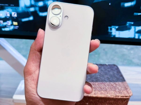 Hình ảnh iPhone 16 rõ mồn một trên tay, thiết kế gọn đẹp và có nhiều khác biệt